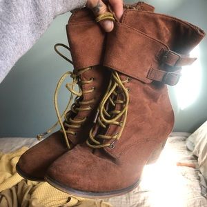 Rad vintage lace up boots 😍